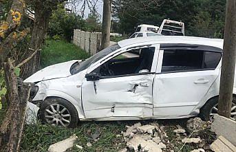 Otomobil bahçe duvarına çarptı: 1 yaralı