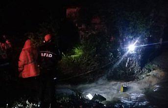 Sağanak nedeniyle çöken köprüde mahsur kalan aile kurtarıldı