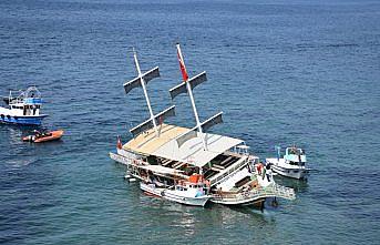 Sinop'ta gezi teknesi karaya oturdu