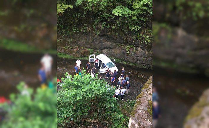 Trabzon'da otomobil dereye yuvarlandı: 2 ölü