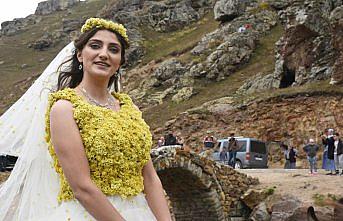 Yaylada yapılan defilede sarı yayla çiçeğinden gelinlik sergilendi
