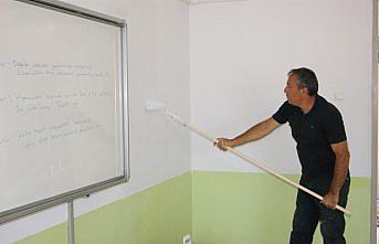 Yönetici oldukları okulun tadilatında çalışıyorlar