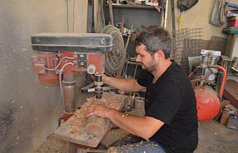 Ağaç parçalarını hediyelik eşyaya çeviriyor