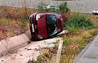 Amasya'da otomobil su kanalına devrildi: 3 yaralı
