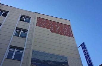 Anne kızın üzerine dış cephe kaplaması düşme anı kamerada