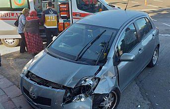 Bolu'da hafif ticari araç ile otomobil çarpıştı: 2 yaralı