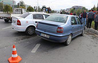 Bolu'da iki otomobil çarpıştı: 2 yaralı