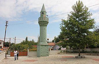 Cami ile minarenin ayrı yerde olması şaşırtıyor