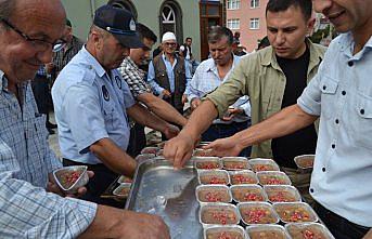 Doğanyurt'ta bin kişiye aşure dağıtıldı