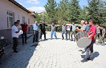 İnternete kavuşan köylüler kutlama yaptı