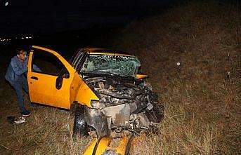 Kamyon, ticari taksiyle çarpıştı: 5 yaralı