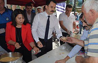 Ladik'te belediye vatandaşlara aşure dağıttı