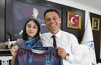 Maçka'da başarılı öğrencilere Trabzonspor forması hediye edildi