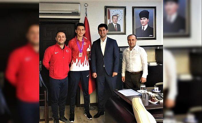 Milli sporcudan Kaymakam Şenay'a ziyaret