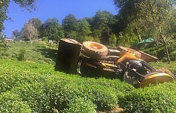 Rize'de iş makinesi şarampole devrildi