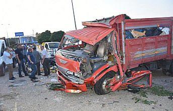 Sinop'ta meyve yüklü kamyonet otomobille çarpıştı : 2 yaralı
