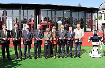 Vodafone Dijitalleşme Tırı turuna Adana'dan başladı