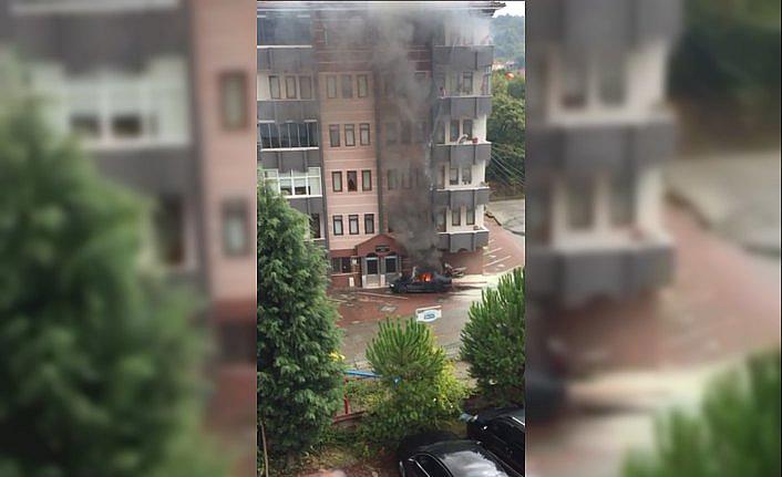 Yanan otomobili balkondan su dökerek söndürmeye çalıştılar