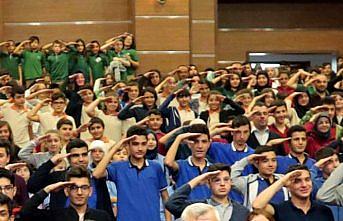 650 öğrenci asker selamı verdi