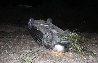 Amasya'da otomobil tarlaya devrildi: 2 yaralı