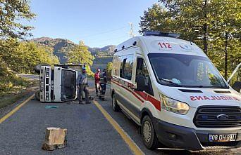 Artvin'de odun yüklü kamyon devrildi: 1 yaralı