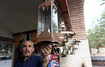 Atık teneke kutuları el fenerine dönüştürüyor