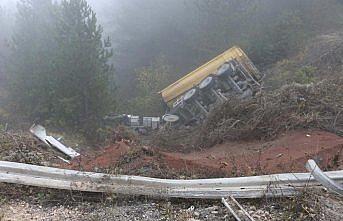 Bolu'da tır uçuruma yuvarlandı: 1 yaralı