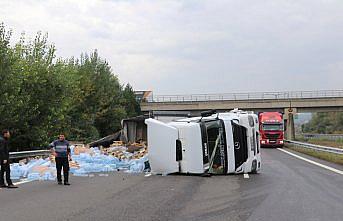 Devrilen tır ulaşımı aksattı