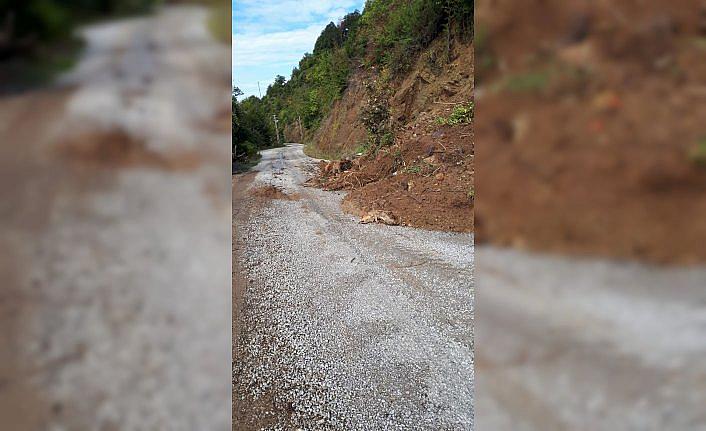 Doğanyurt'ta köy yolunda heyelan