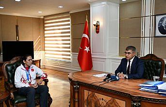 Dünya ikincisi boksör, Vali Gürel'i ziyaret etti