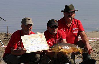 En büyük balığı yakalamak için yarışıyorlar