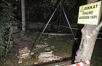 Halı silkelerken balkon duvarı yıkıldı: 2 yaralı