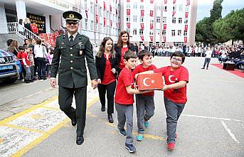 İlkokul öğrencilerinden Mehmetçiğe fındık ve mektup