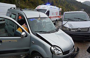 İnebolu'da trafik kazası: 2 yaralı