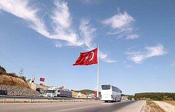 Kara yolunda dalgalanan dev Türk bayrağı