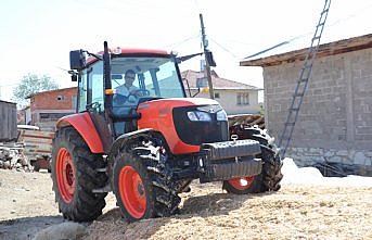 Köyüne dönen ziraat mühendisi köylülere yol gösteriyor