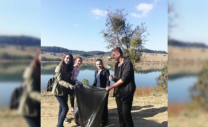 Lise öğrencilerinden çevre temizliği