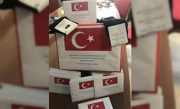 Liselilerden Mehmetçiğe çorap ve mektup