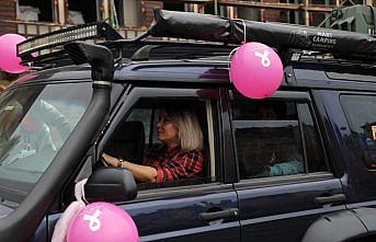 Meme kanserine dikkat çekmek için pembe balonlu konvoy oluşturdular