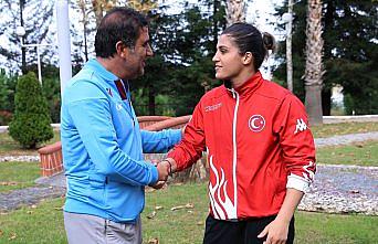 Milli boksör Busenaz Sürmeneli, Ünal Karaman'ı ziyaret etti