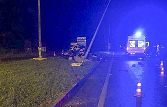 Otomobil aydınlatma direğine çarptı: 1 ölü, 3 yaralı