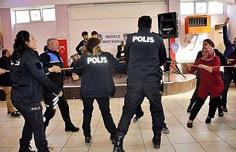 Polisler engelli çocuklarla sokak oyunları oynadı