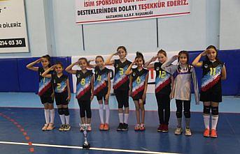 Şampiyon kızlardan Mehmetçiğe selam