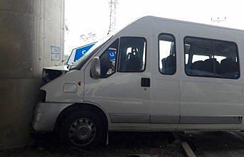 Sinop'ta öğrenci servisi ile otomobil çarpıştı: 13 yaralı