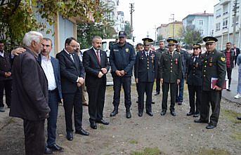 Tedavi gördüğü hastanede şehit olan askerin babaevine Türk bayrağı asıldı