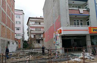 Temelinde toprak kayması oluşan bina tahliye edildi