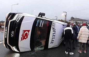 Trabzon'da yolcu minibüsü ile otomobil çarpıştı: 20 yaralı