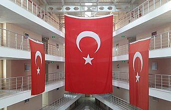 Üniversiteli öğrenciler harekata destek için yurda bayrak astı