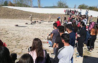 Üniversitelilerden Mehmetçik'e moral ziyareti