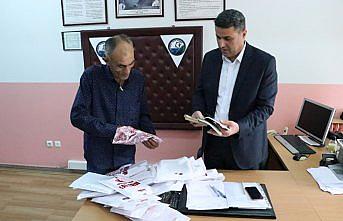 Yardımsever belediye işçisi bağışlarla kırtasiye malzemesi aldı